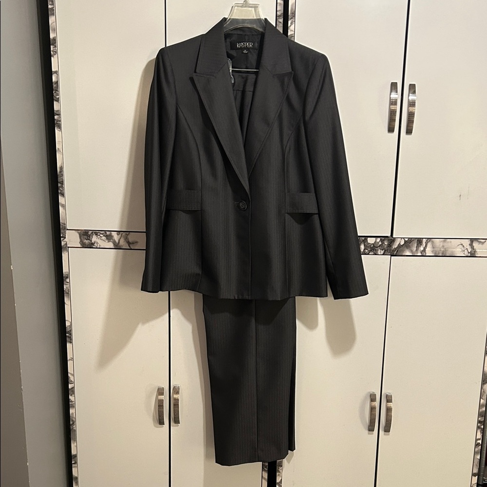 Kasper Classic 2pc Charcoal Gray Pantsuit